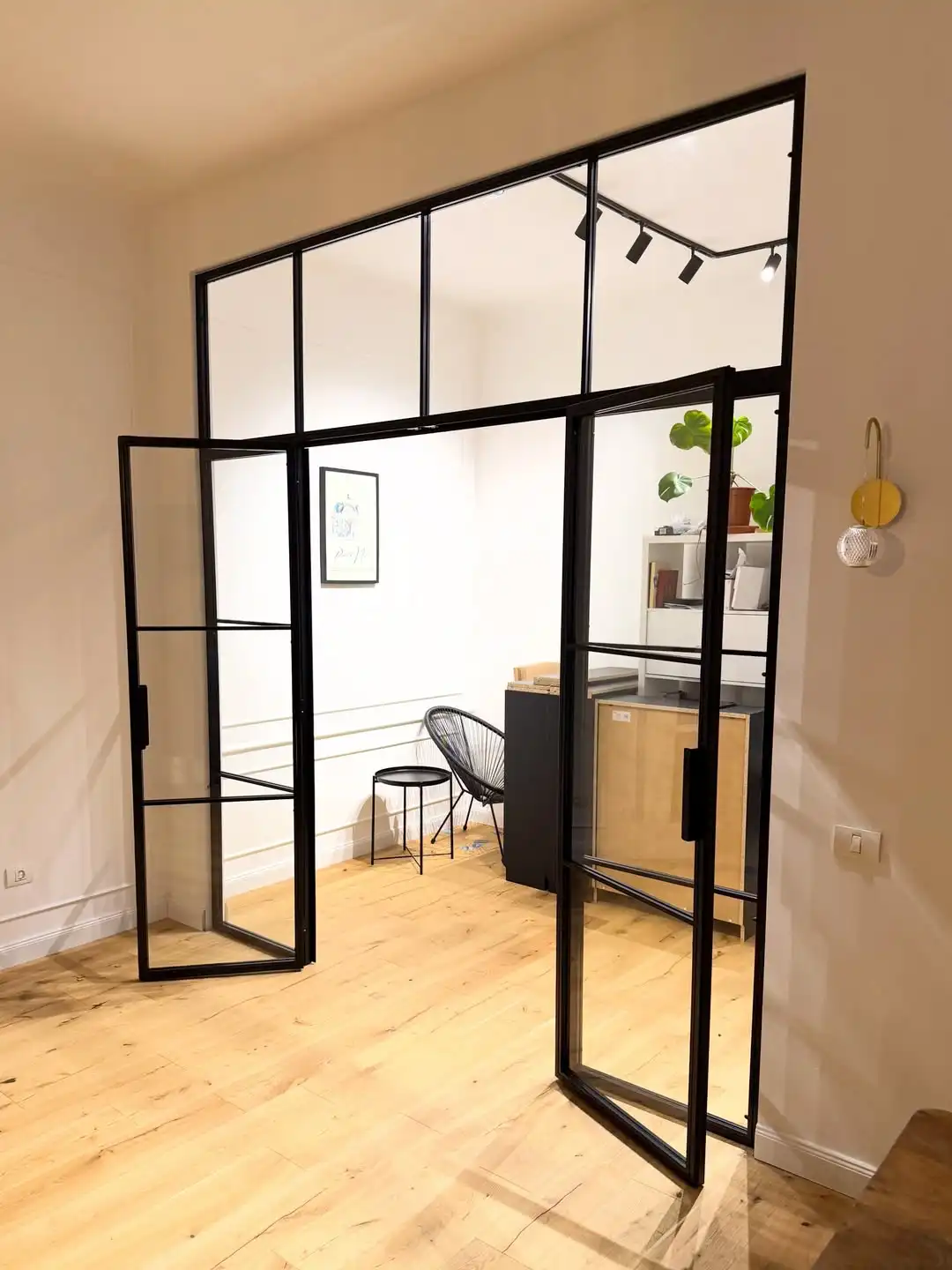 Glasvand tip loft cu ușă dublă, cadru negru până la tavan, separare living de birou