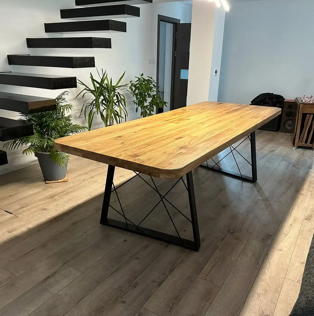 Masă de lemn masiv pe bază metalică cu structură din bare subțiri