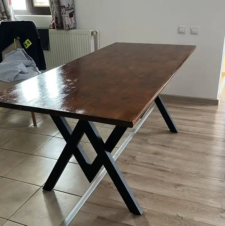 Masă lungă cu blat lucios pe picioare metalice în zig-zag