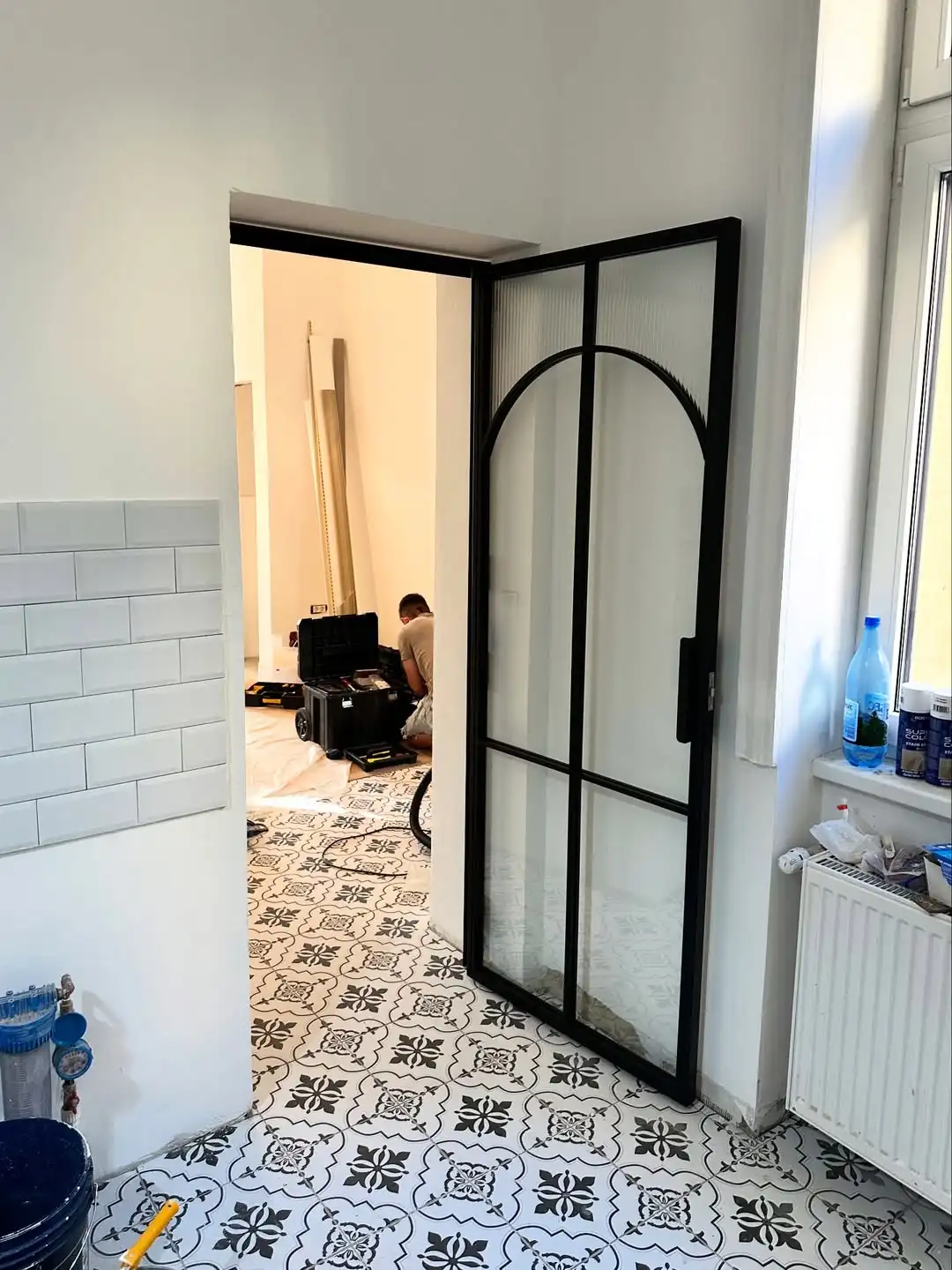 Ușă cu arcadă din metal și sticlă deschisă, pardoseală cu model