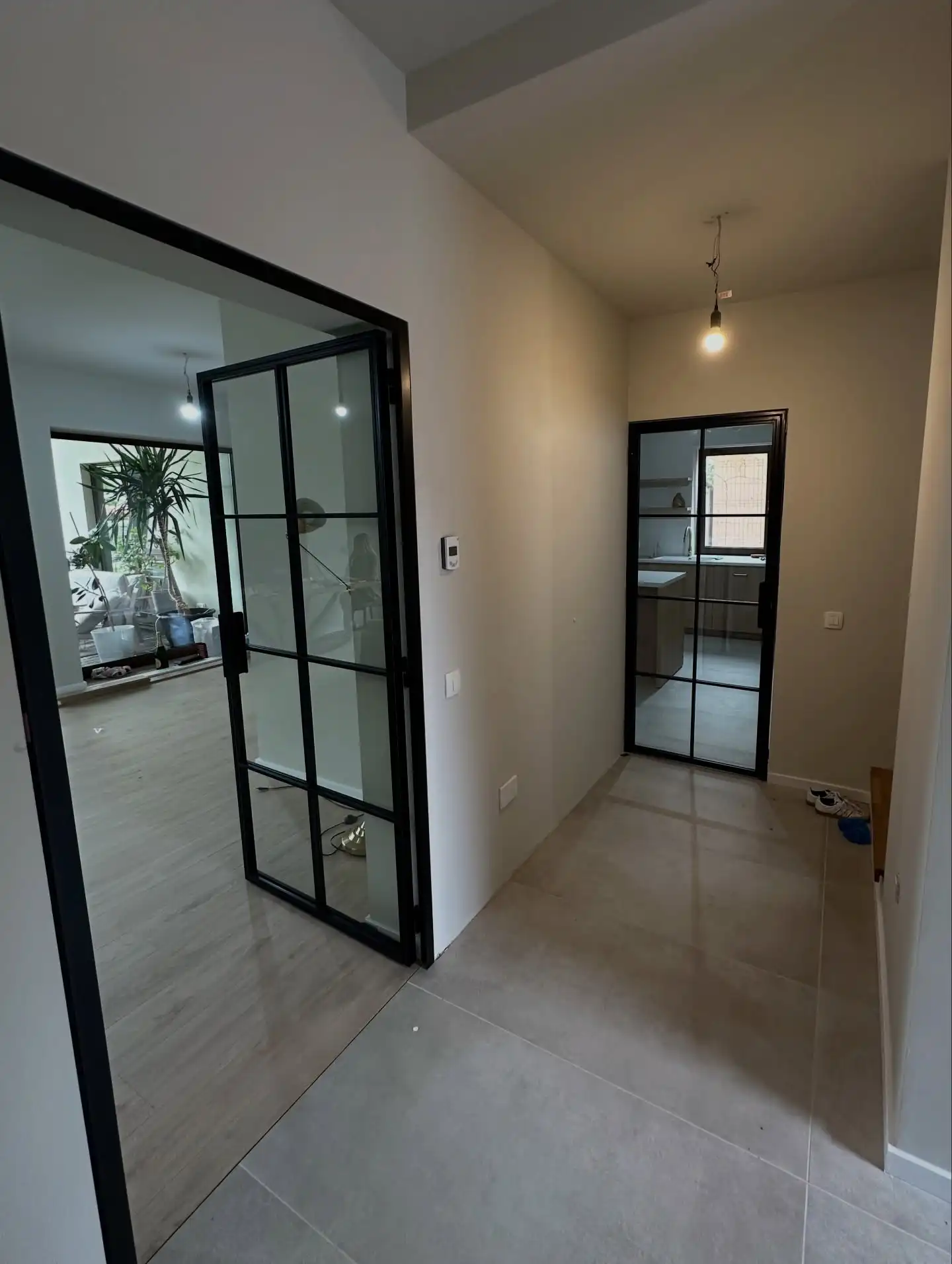 Ușă batantă tip loft pe hol, cu vedere spre a doua ușă de același tip