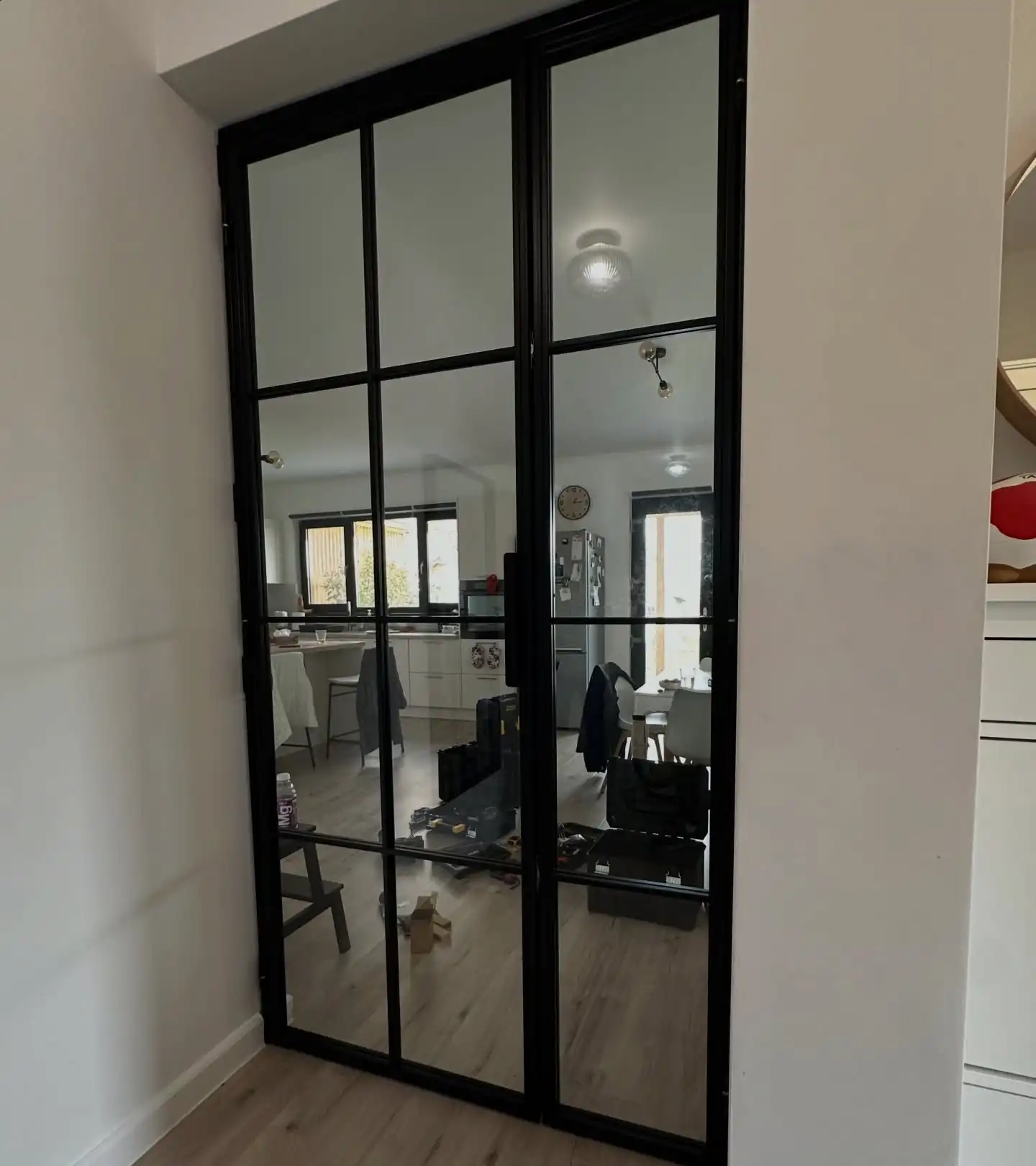 Ușă dublă tip loft, montată, vedere frontală