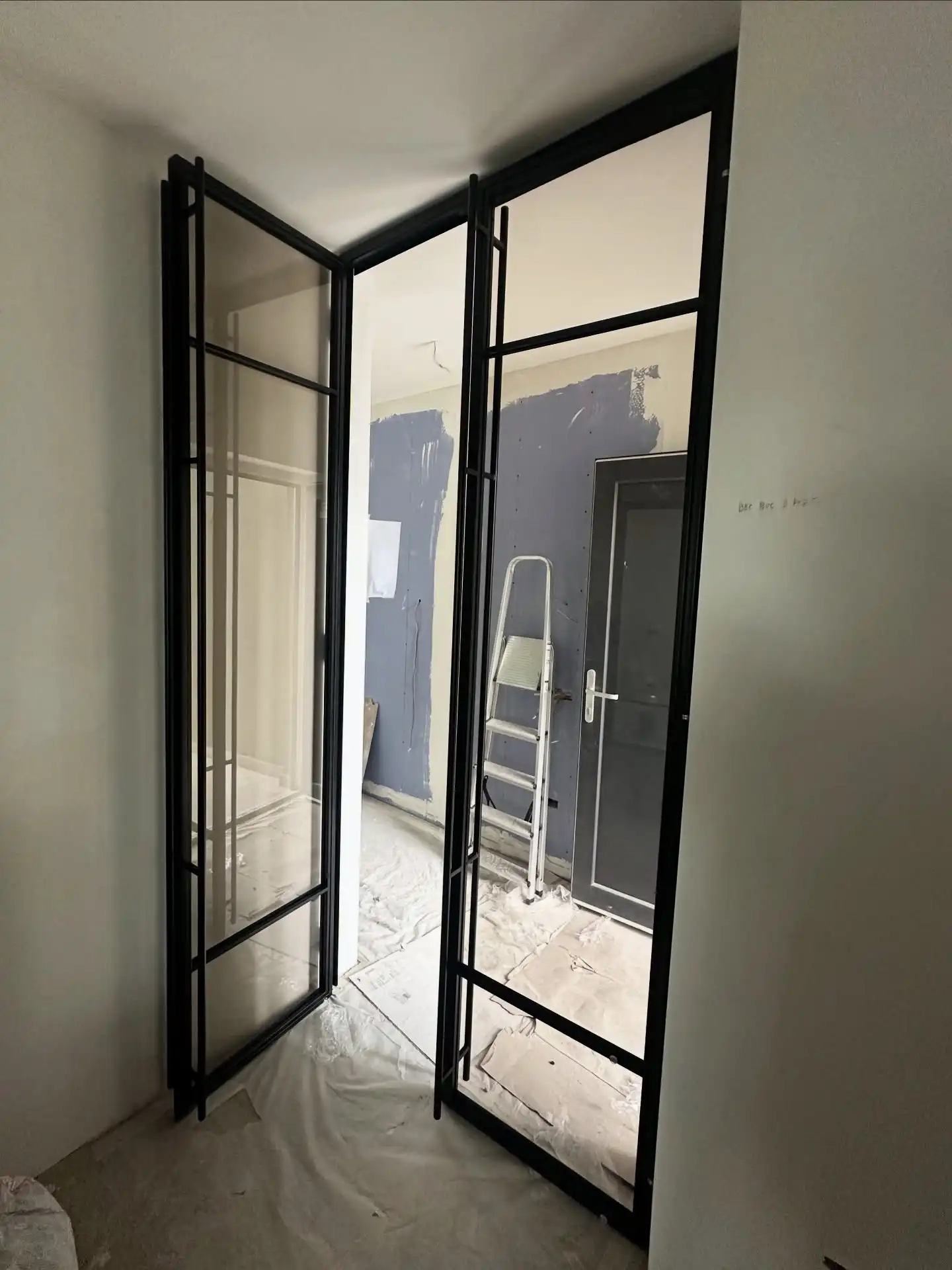 Ușă dublă tip loft cu ambele canate deschise