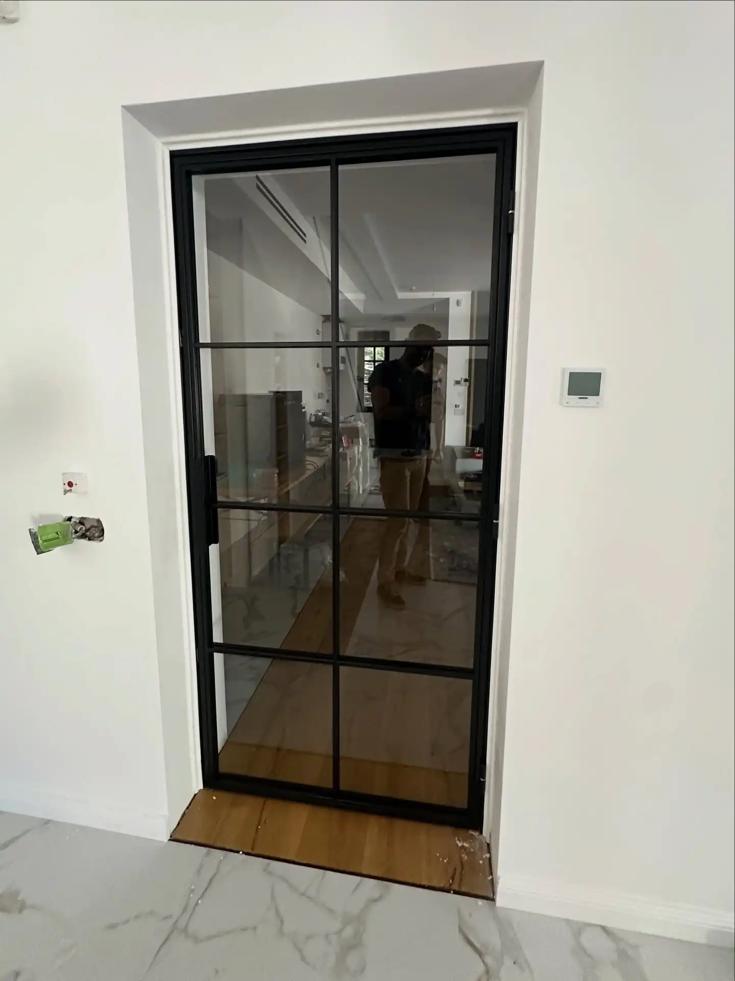 Ușă tip loft închisă, cu mâner negru